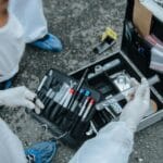 Biegły sądowy zabezpiecza dowody cyfrowe na miejscu zdarzenia