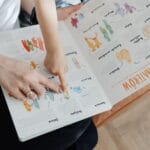Dom pełen słów: jak zorganizować przestrzeń w domu, by naturalnie zachęcała dziecko do mówienia i zadawania pytań