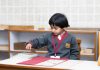 Metoda Montessori w przedszkolu: na czym polega i dla jakich dzieci się nie sprawdzi? Dziecko rozwijające sprawność manualną podczas nauki metodą Montessori