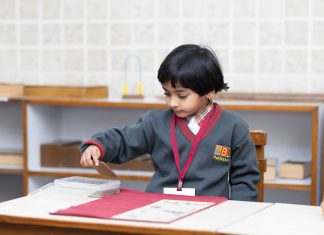 Dziecko rozwijające sprawność manualną podczas nauki metodą Montessori