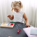 Dziewczynka układa puzzle i lic